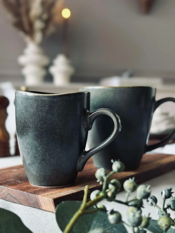 Becher mit Henkel aus Steingut – Grau