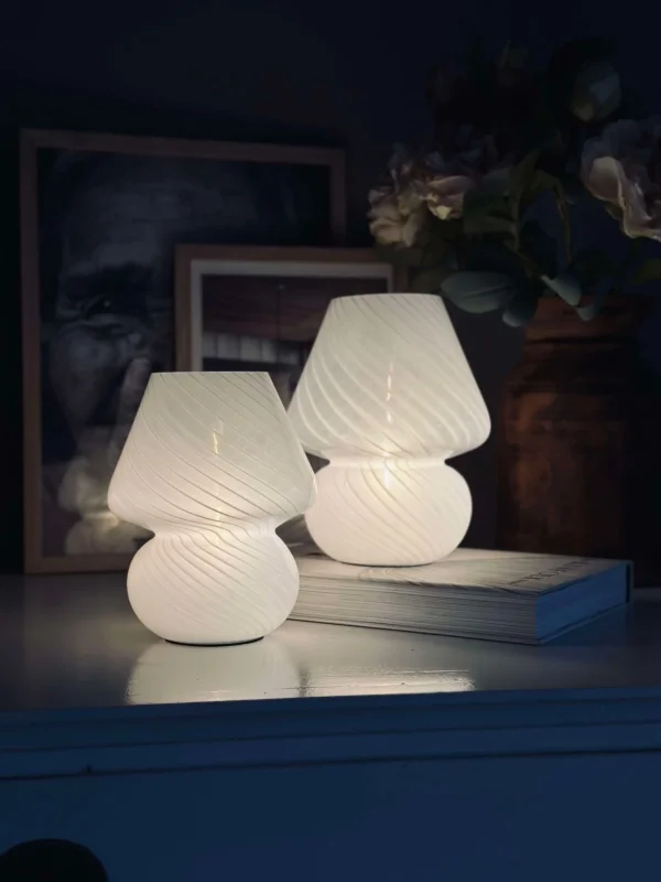 Mushroom Medium – Weißes mundgeblasenes Glas