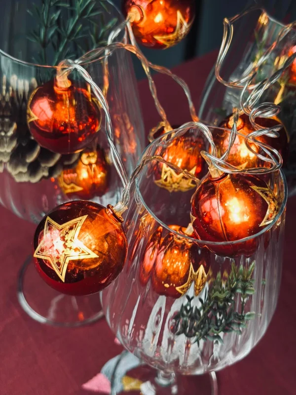 Lichterkette mit kleinen Weihnachtskugeln