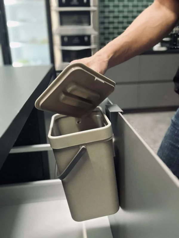 Eimer mit Deckel und Aufhängung