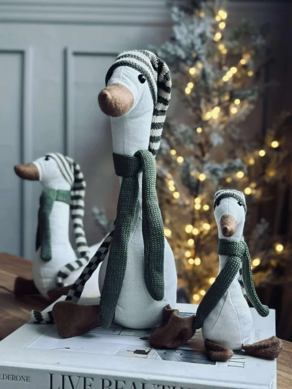 Weihnachtsente mit grüner Mütze