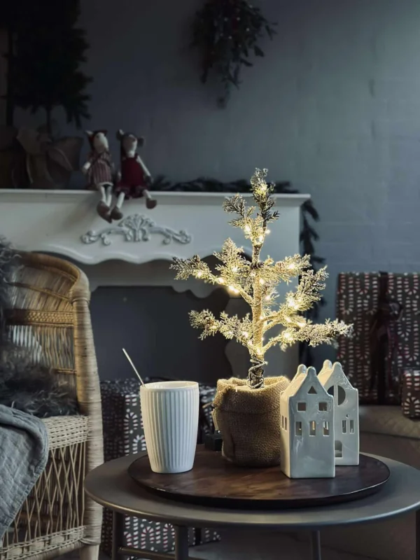 Baum mit Zapfen und Lichterkette