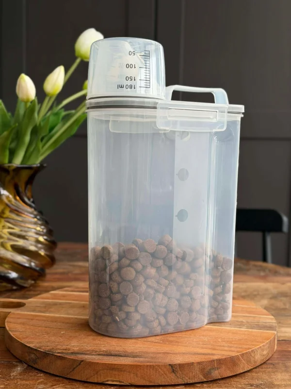 Behälter mit Messbecher für Tierfutter