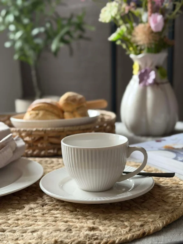 Tasse und Untertasse - geriffeltes Porzellan