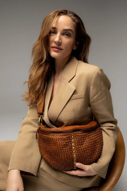 Bauchtasche JOMA mit Flecht-Optik und Nieten - Cognac