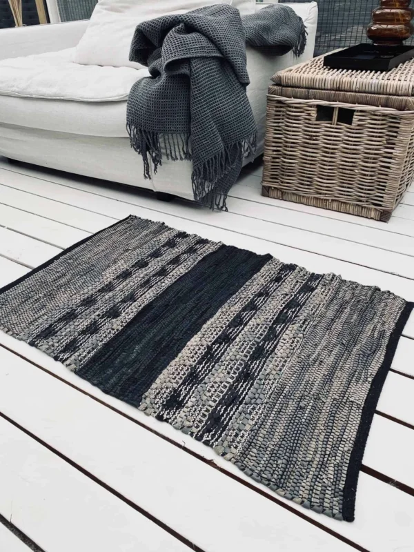 Gulvtæppe i skind – Sort mønster – 60x90cm - VIAMAJA.DK